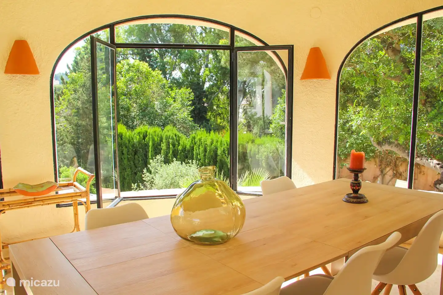 Cuisine raffinée avec vue sur l'extérieur.