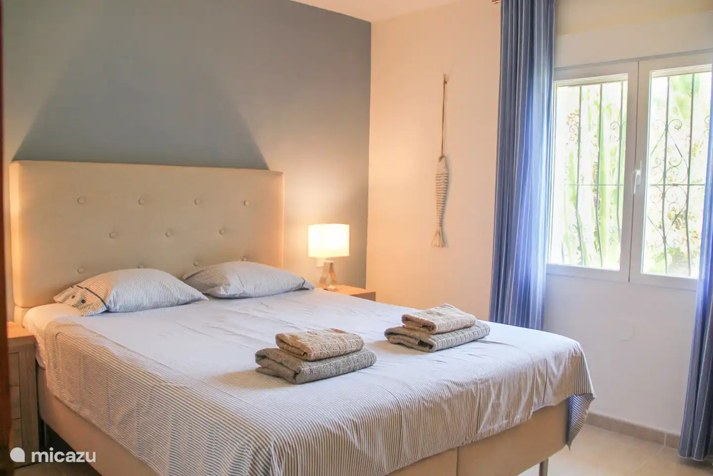 Chambre avec un lit double.