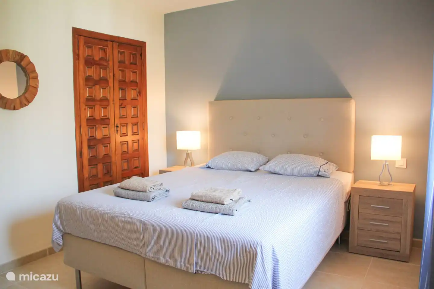 Chambre avec un lit double.