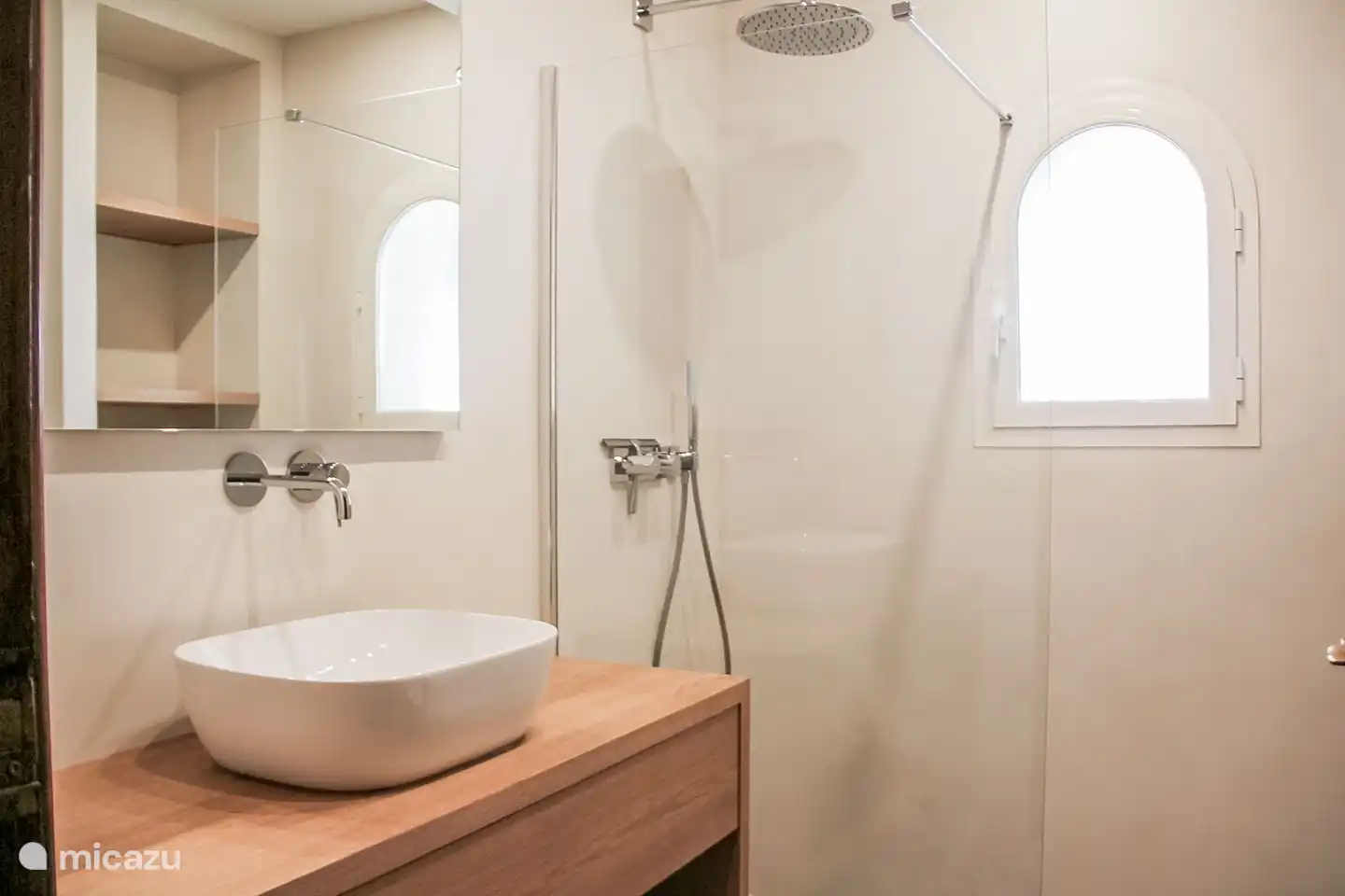 Salle de bain avec douche.