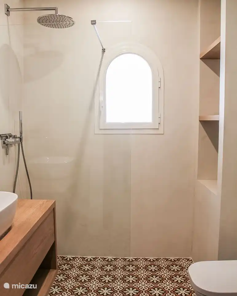 Salle de bain avec douche.