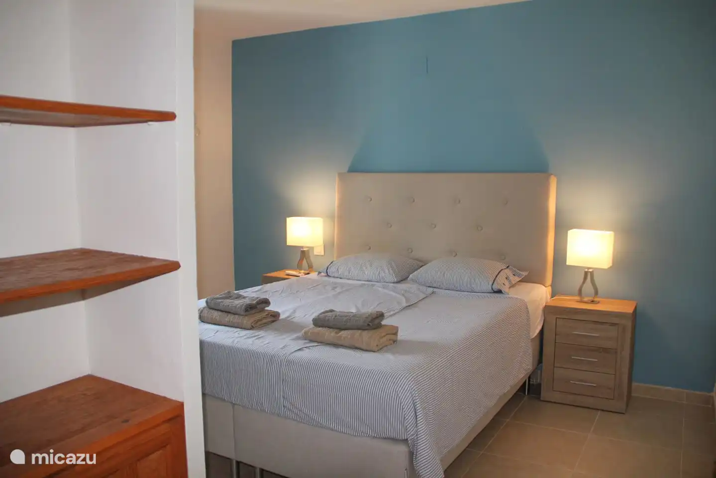 Chambre avec un lit double.