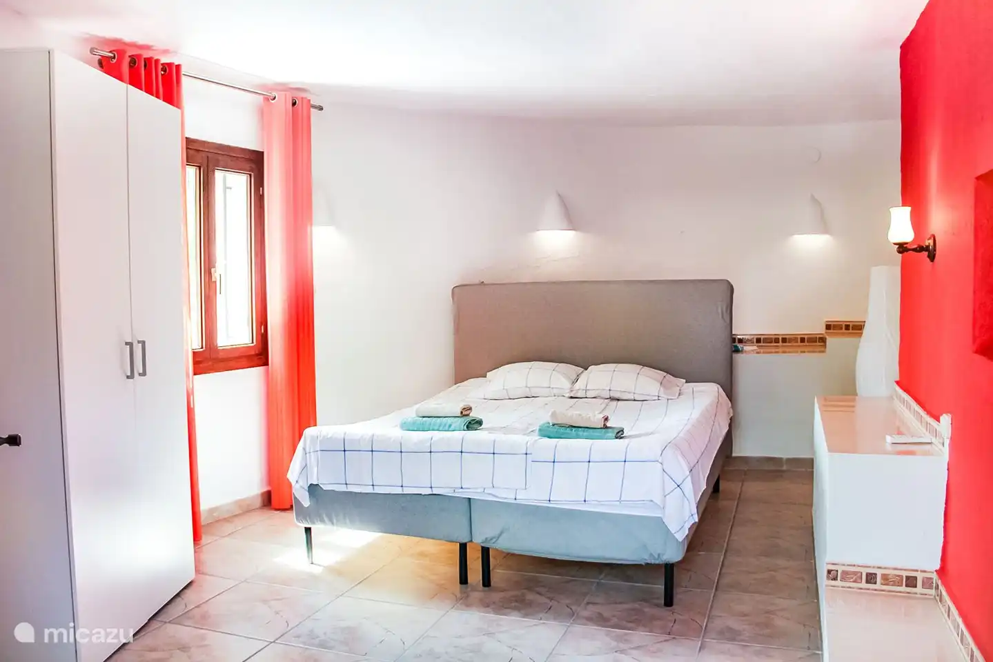 Chambre avec un lit double.