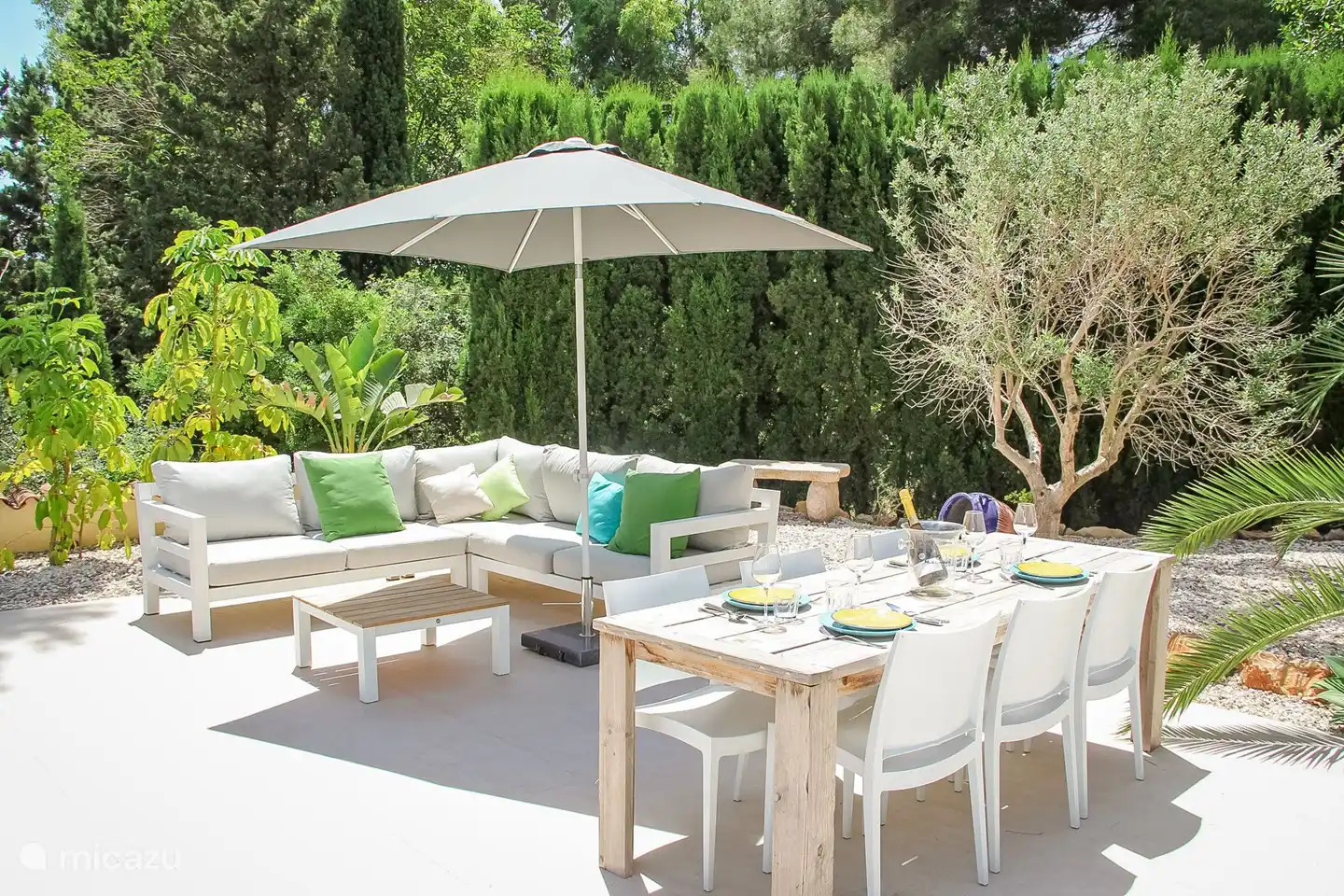Belle salle à manger et salon sur votre terrasse.