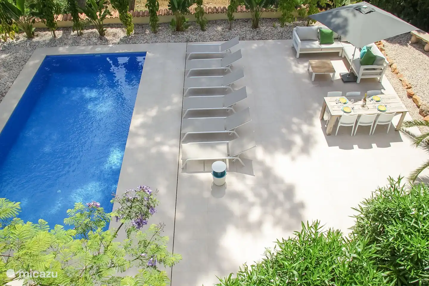 Grande terrasse avec de nombreux sièges.