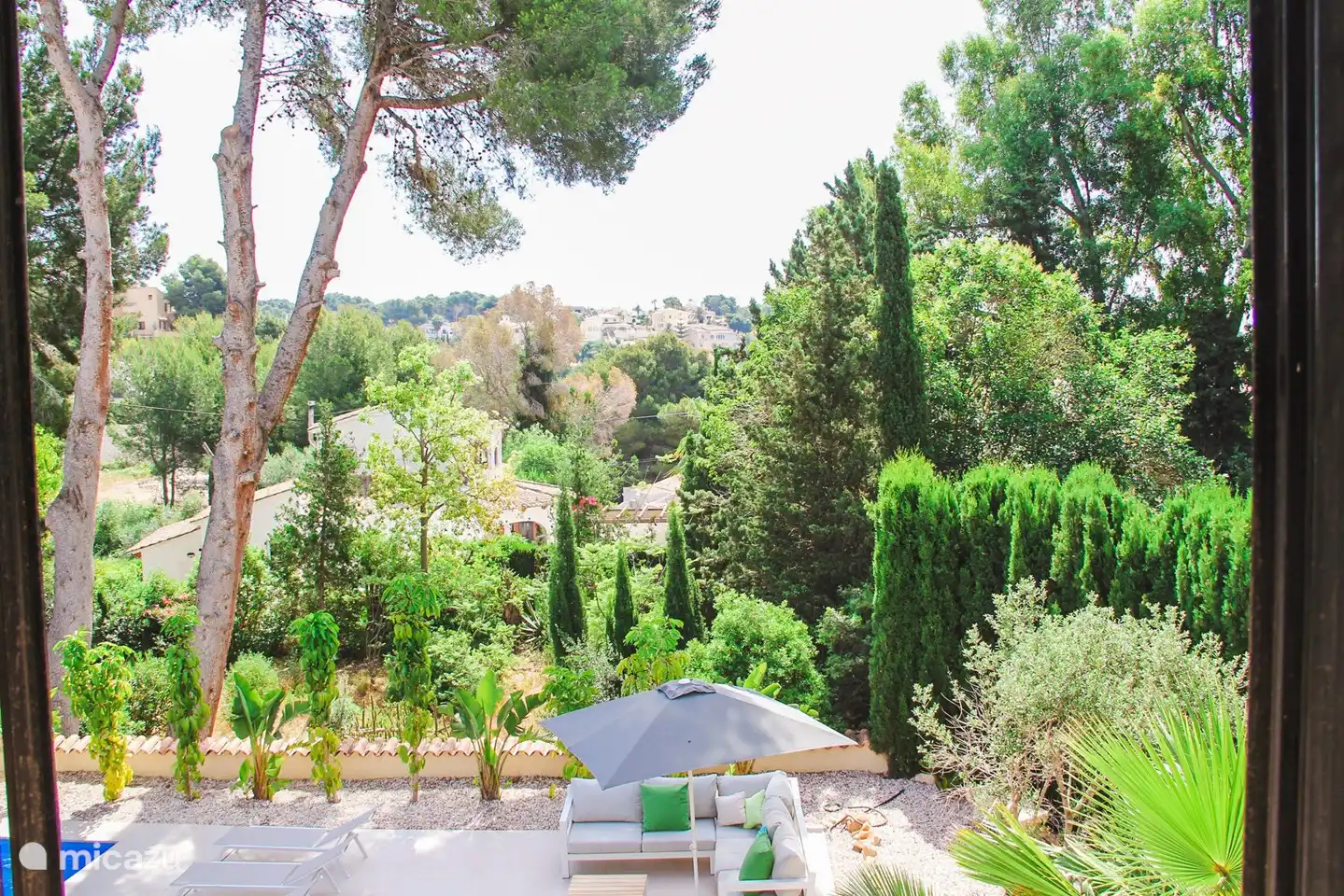 Entouré de beaucoup de verdure.