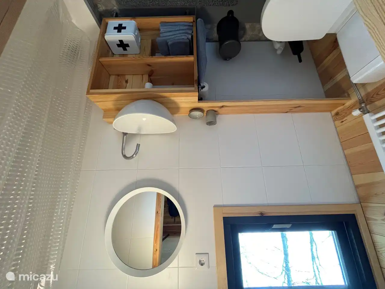 Klein maar fijn...toilet, wastafel met spiegel, douche