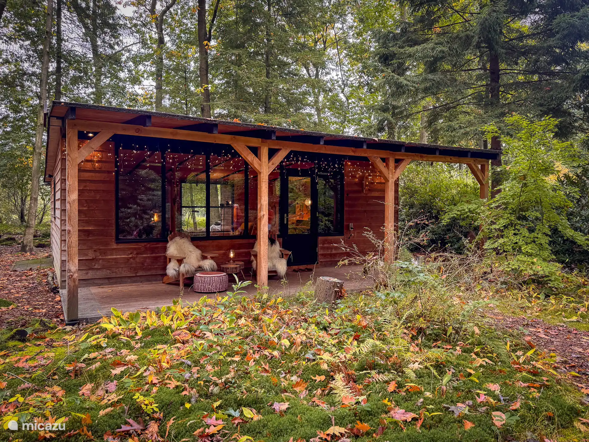 Veel ruimte en privacy op perceel van 1500m2, grote picknicktafel.