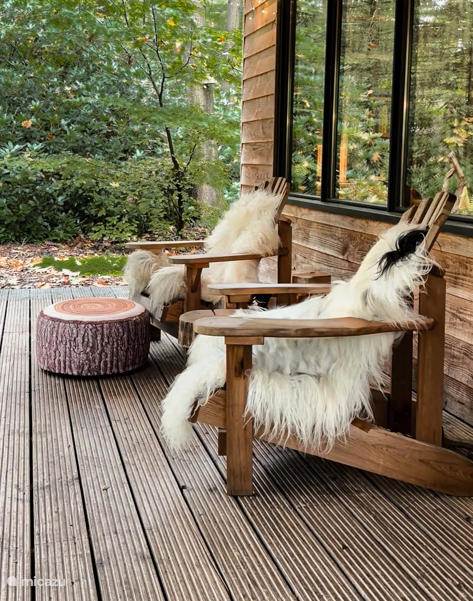 Fijne zitstoelen met een vachtje op de veranda.