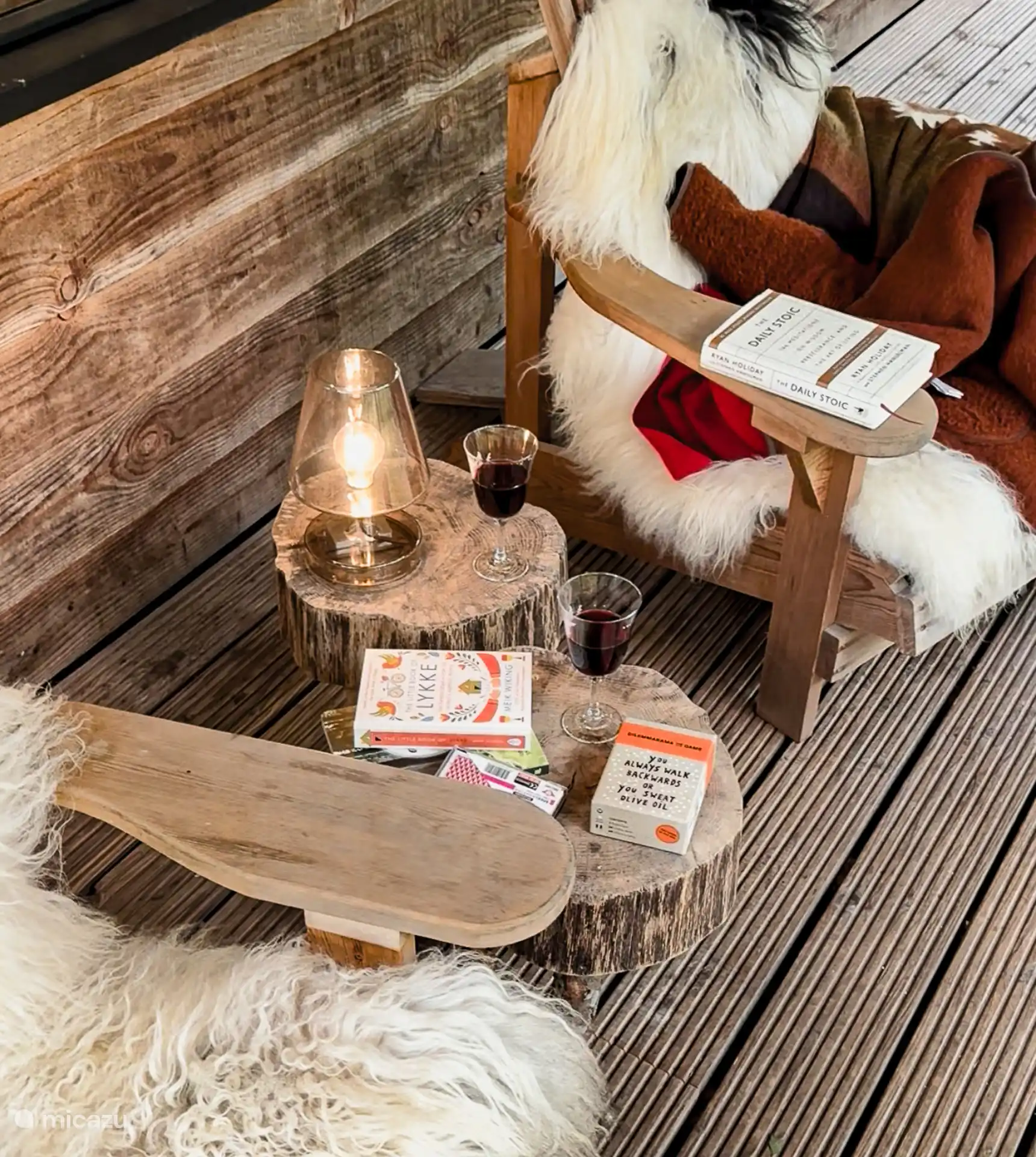 En na een wandeling of fietstocht een drankje op het terras. Er zijn genoeg spelletjes aanwezig in het huisje!