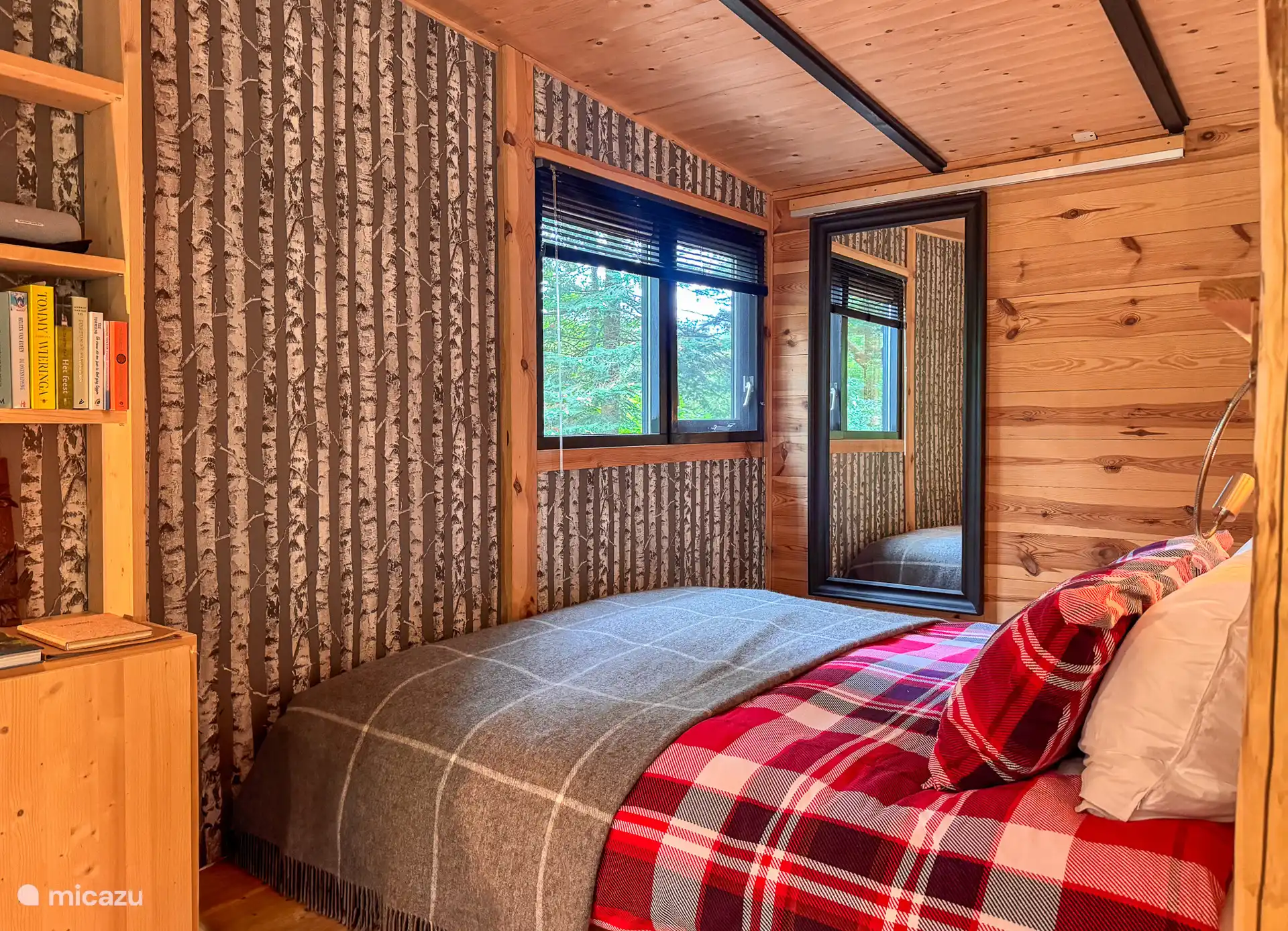 Slaapgedeelte met tweepersoons-bed, 160*200 cm, USB aansluiting, passpiegel met achterliggend kledingkast. Vanuit je bed tussen de bomen door turen!