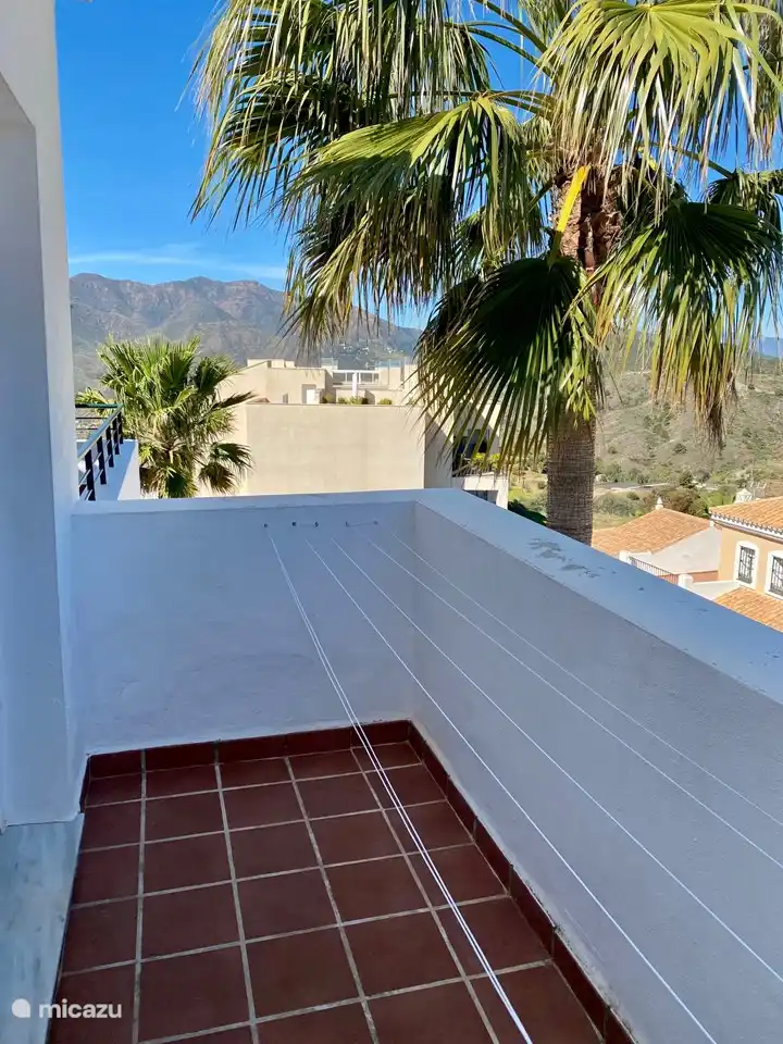 Mini-terras 2 met wasdraad, aansluitend op slaapkamer 1