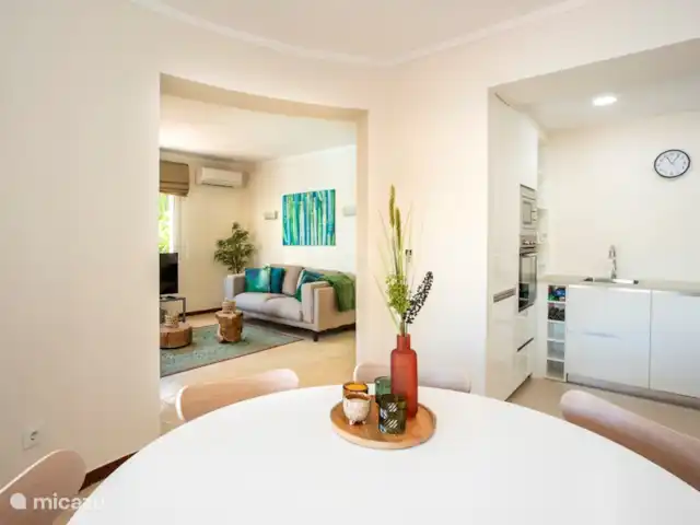 6-persoons villa met aanlegsteiger huren in Spanje, Costa Brava, Empuriabrava - villa Mooie doorkijk vanuit de eethoek op de open keuken en zithoek.