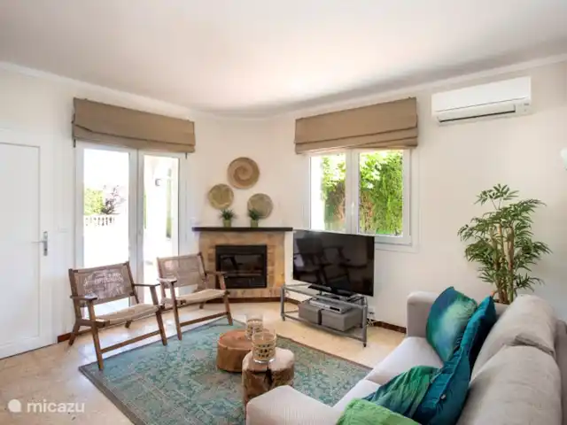 6-persoons villa met aanlegsteiger huren in Spanje, Costa Brava, Empuriabrava - villa Uitzicht vanuit de woonkamer op de tuin.