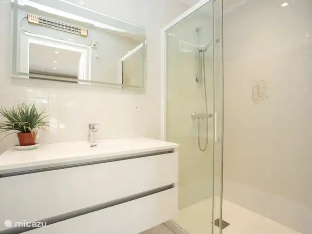 6-persoons villa met aanlegsteiger huren in Spanje, Costa Brava, Empuriabrava - villa Volledig vernieuwde badkamer.