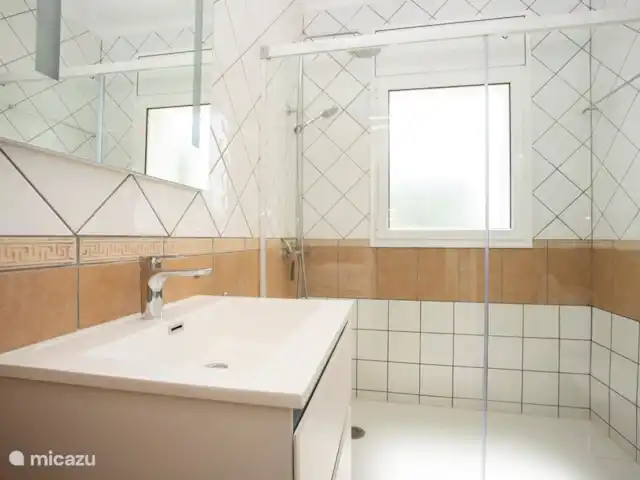 6-persoons villa met aanlegsteiger huren in Spanje, Costa Brava, Empuriabrava - villa Gerenoveerde badkamer met ruime douche.