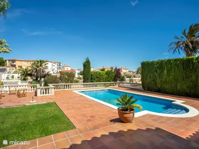 6-persoons villa met aanlegsteiger huren in Spanje, Costa Brava, Empuriabrava - villa Grote tuin met riant zwembad, ligbedden, loungeset en uitzicht op een breed kanaal.