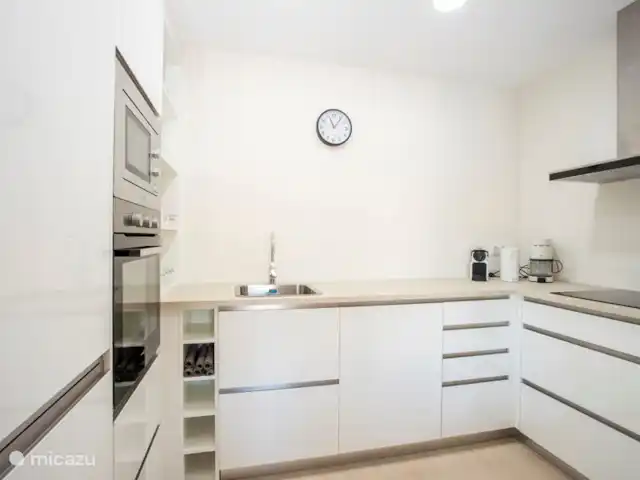 6-persoons villa met aanlegsteiger huren in Spanje, Costa Brava, Empuriabrava - villa Nieuwe open keuken met inductiekookplaat, oven, magnetron, koel-vriescombinatie, waterkoker, broodrooster en Nespresso-apparaat. Verder ruim voldoende servies, bestek en keukenbenodigdheden.