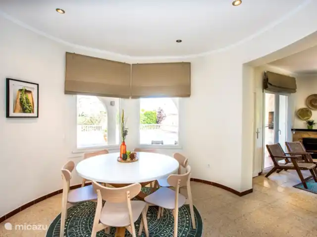 6-persoons villa met aanlegsteiger huren in Spanje, Costa Brava, Empuriabrava - villa De gezellige eethoek met rode tafel en 6 stoelen, grenzend aan de open keuken.