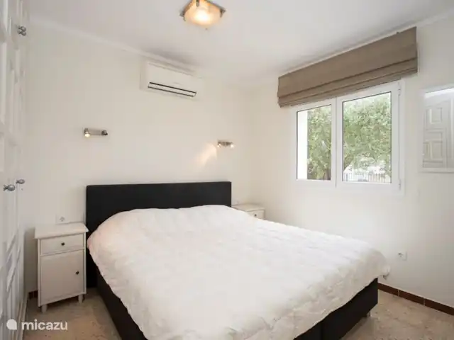 6-persoons villa met aanlegsteiger huren in Spanje, Costa Brava, Empuriabrava - villa Een van de ruime slaapkamers met ruime kast en airco.