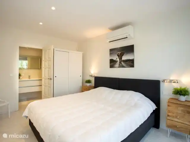 6-persoons villa met aanlegsteiger huren in Spanje, Costa Brava, Empuriabrava - villa Ruime slaapkamer met badkamer en-suite