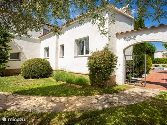 6-persoons villa met aanlegsteiger huren in Spanje, Costa Brava, Empuriabrava - villa De voortuin van de villa met een poort naar de achtertuin voor extra veiligheid en privacy.
