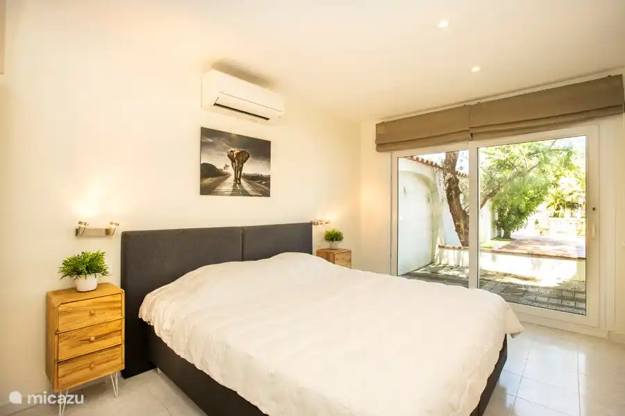 The bedroom with bathroom en-suite, garden view with air conditioning and spacious wardrobe.