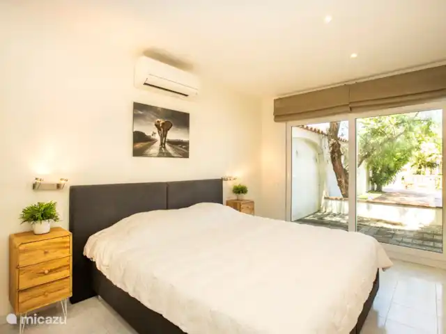 6-persoons villa met aanlegsteiger huren in Spanje, Costa Brava, Empuriabrava - villa De slaapkamer met badkamer en-suite, uitzicht op de tuin met airco en ruime kledingkast.