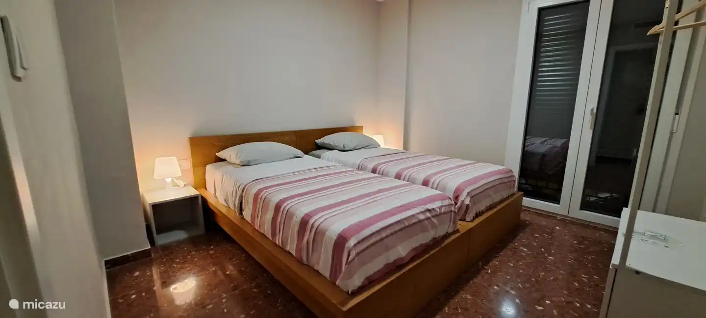 2. Schlafzimmer mit 2 getrennten Betten