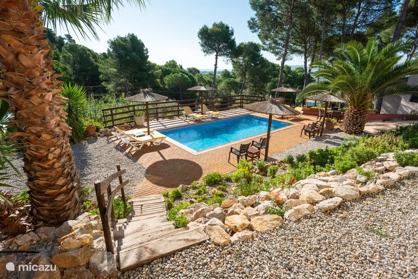 Ausgang zum Pool im Garten.
Angrenzend an den unteren Wald und Meerblick in der Ferne