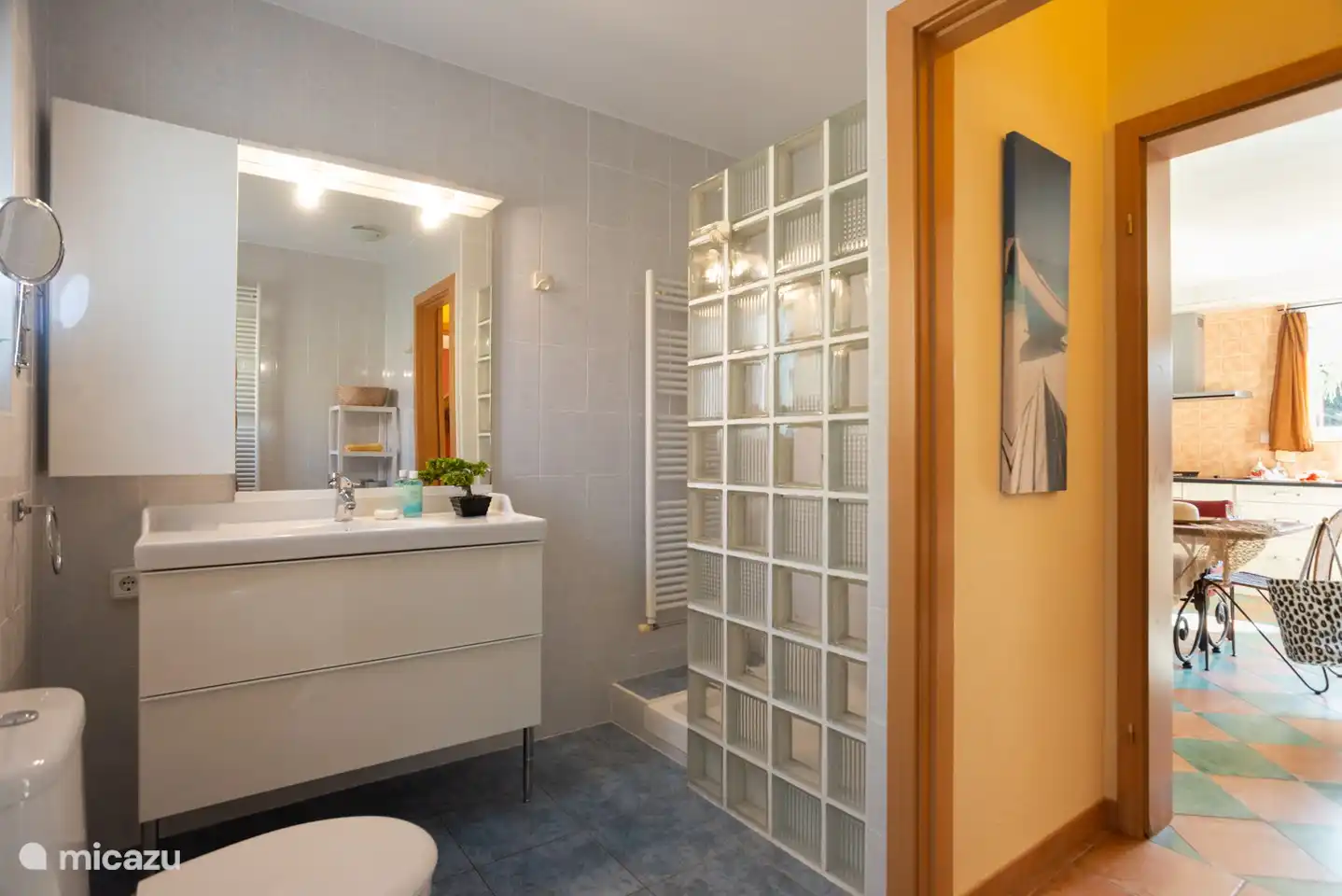 Badezimmer mit separater Dusche und Badewanne