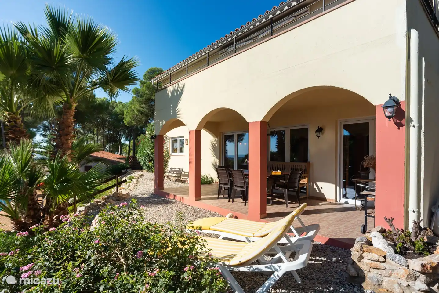 Geräumige überdachte Terrasse mit Grill und 2 Sonnenliegen