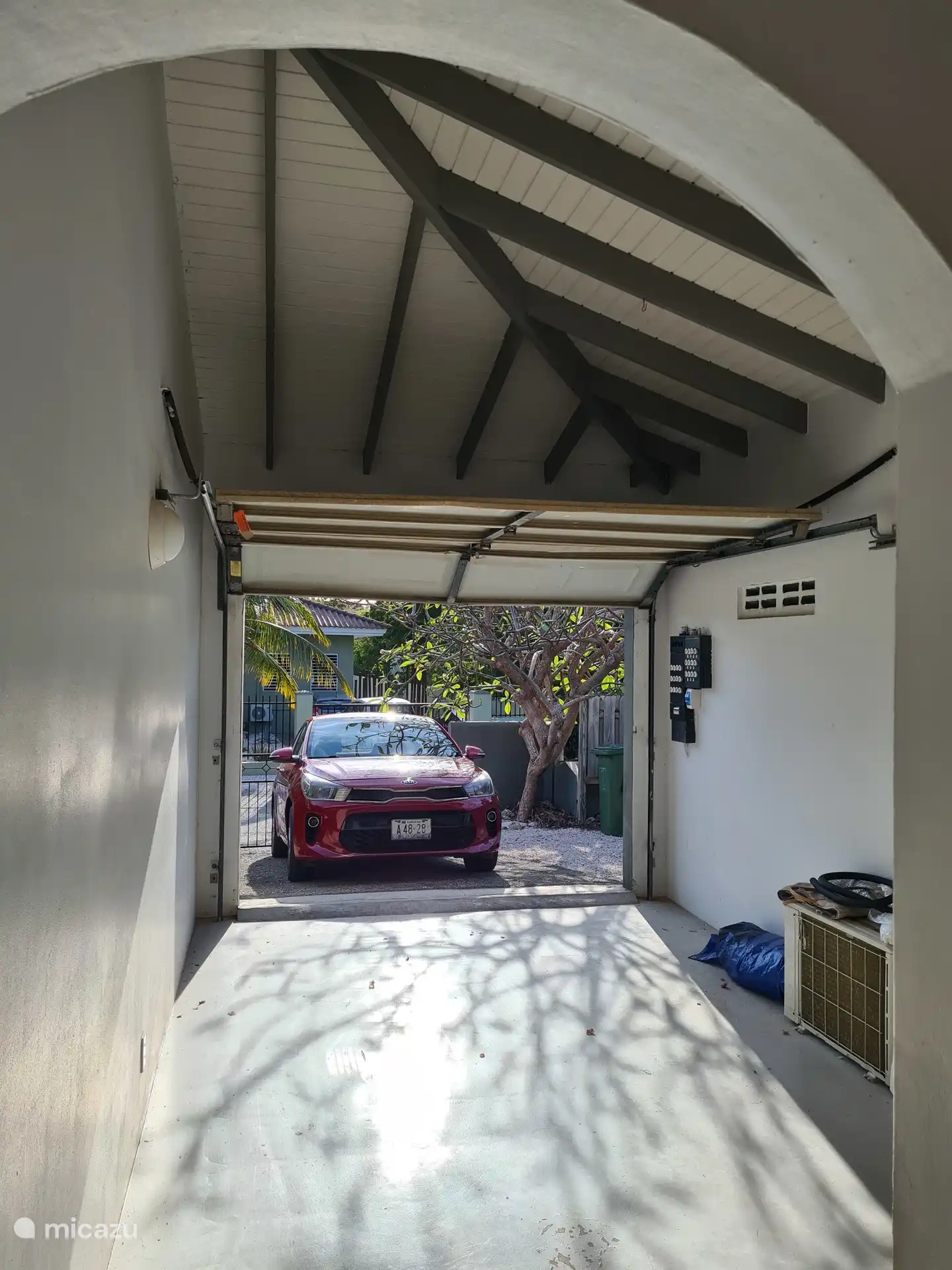 Un garaje privado para aparcar el coche. Fuera del sol y a salvo. 