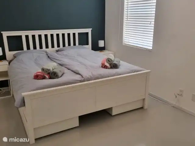 Casa Katoentuin huren in Curaçao, Banda Ariba (oost), Montan'i Rei - villa Masterbedroom met riant tweepersoonsbed, eigen badkamer en walk-in closet