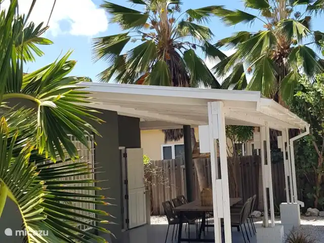 Casa Katoentuin huren in Curaçao, Banda Ariba (oost), Montan'i Rei - villa Palmbomen rond de veranda in de achtertuin