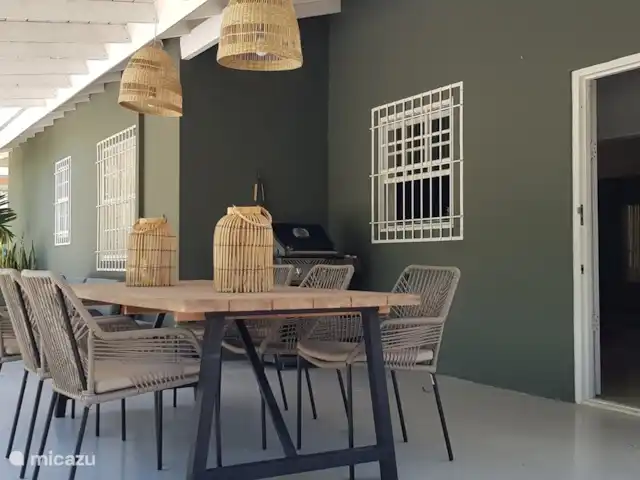 Casa Katoentuin huren in Curaçao, Banda Ariba (oost), Montan'i Rei - villa Grote zespersoons tafel, lounge bank en BBQ op de veranda achterzijde