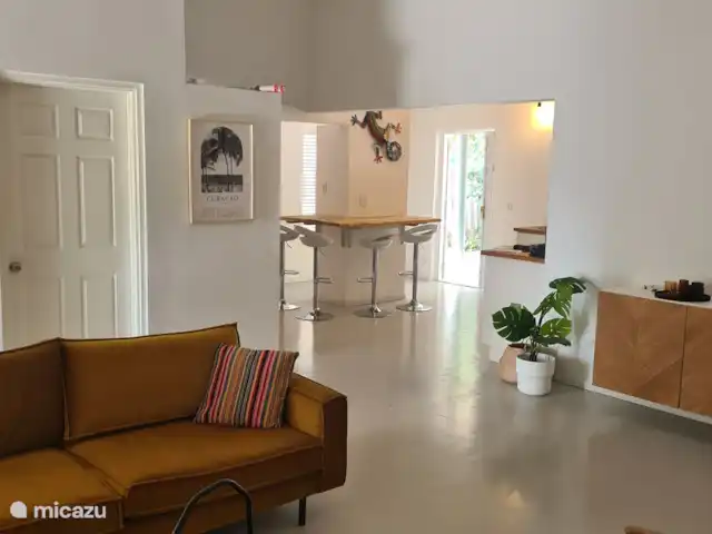 Casa Katoentuin huren in Curaçao, Banda Ariba (oost), Montan'i Rei - villa Zicht vanuit de ruime woonkamer naar de keuken met bar.