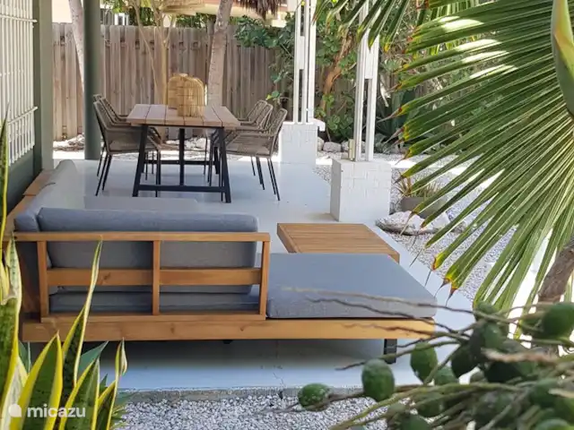 Casa Katoentuin huren in Curaçao, Banda Ariba (oost), Montan'i Rei - villa Zicht op de loungeset en eettafel in de tuin