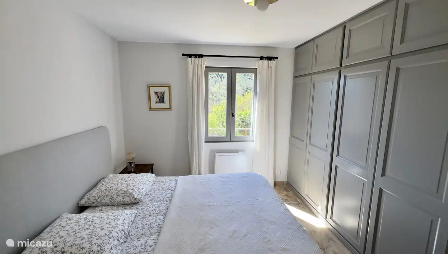 Schlafzimmer mit begehbarem Badezimmer