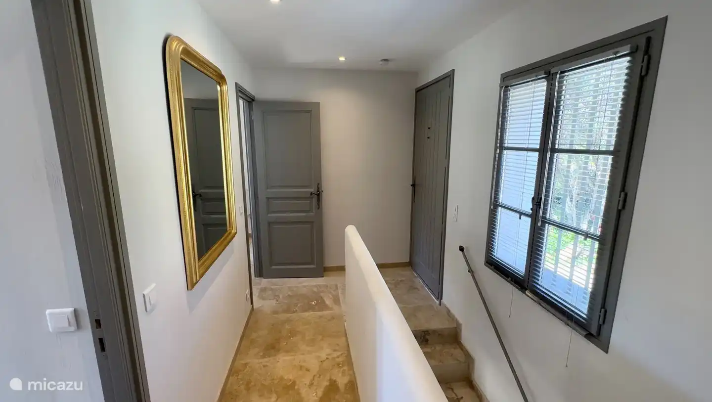 1. Etage mit 2 Schlafzimmern, 2 begehbaren Bädern, separates WC, Schlafzimmer für 2 Kinder