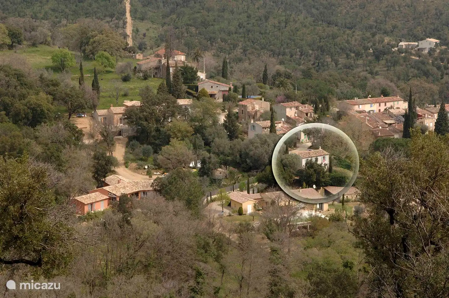Vom Berg mit Blick auf das Val de Gilly im Kreis die Ferienvilla