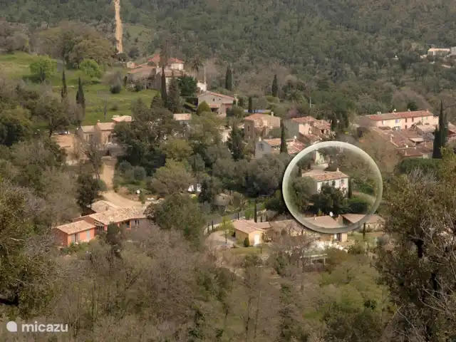 la ruina en Francia, Costa Azul, Grimaud - villa Desde la montaña que domina Val de Gilly en el círculo la villa de vacaciones