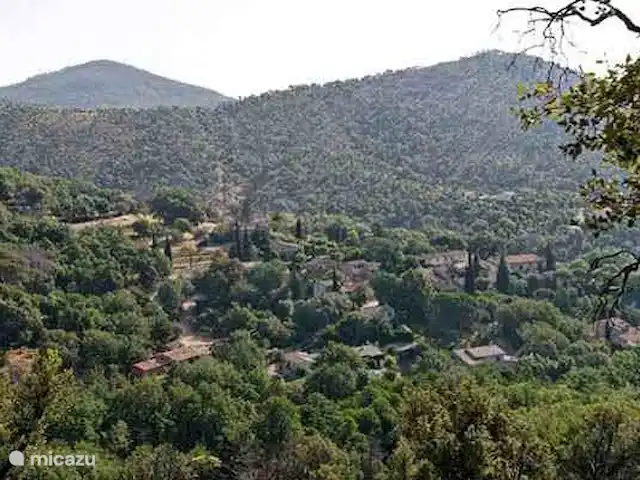 la ruina en Francia, Costa Azul, Grimaud - villa Vista del pueblo de Val de Gilly desde la montaña