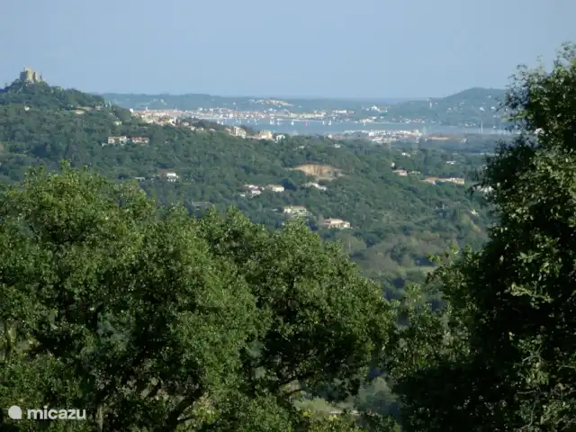la ruina en Francia, Costa Azul, Grimaud - villa Vista de la bahía de St. Tropez desde la montaña