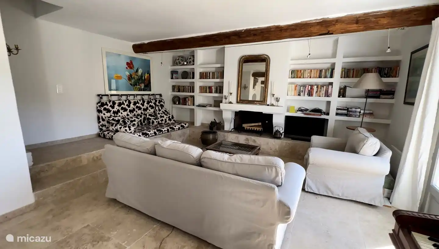 Wohnzimmer mit offenem Kamin