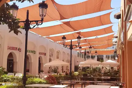 Centre commercial couvert avec restaurants