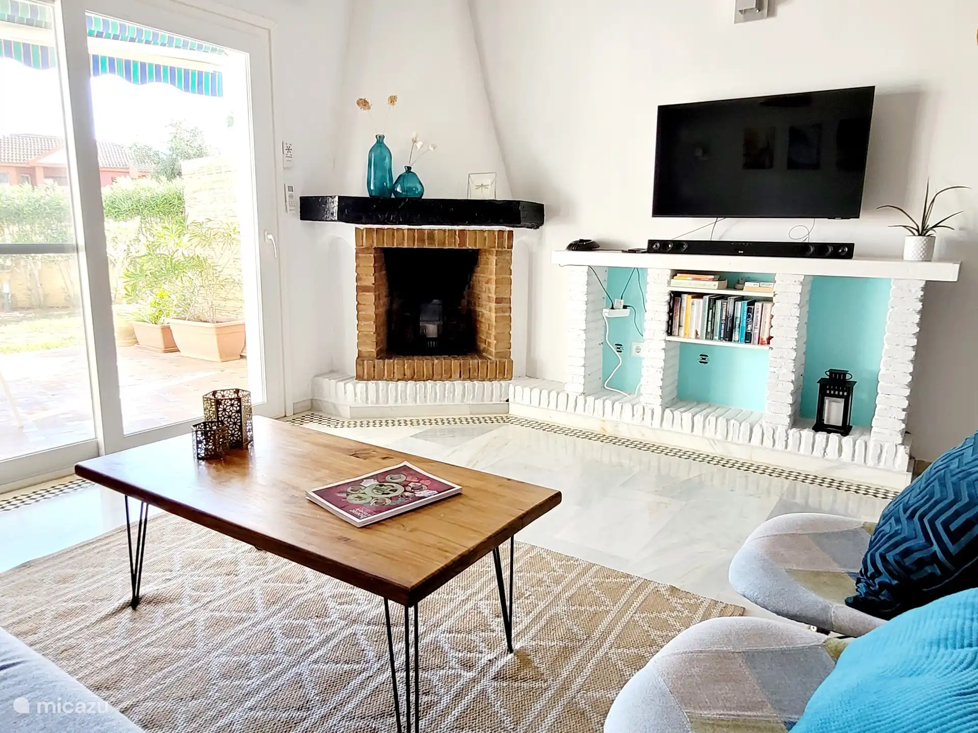 Salon spacieux donnant sur le jardin verdoyant