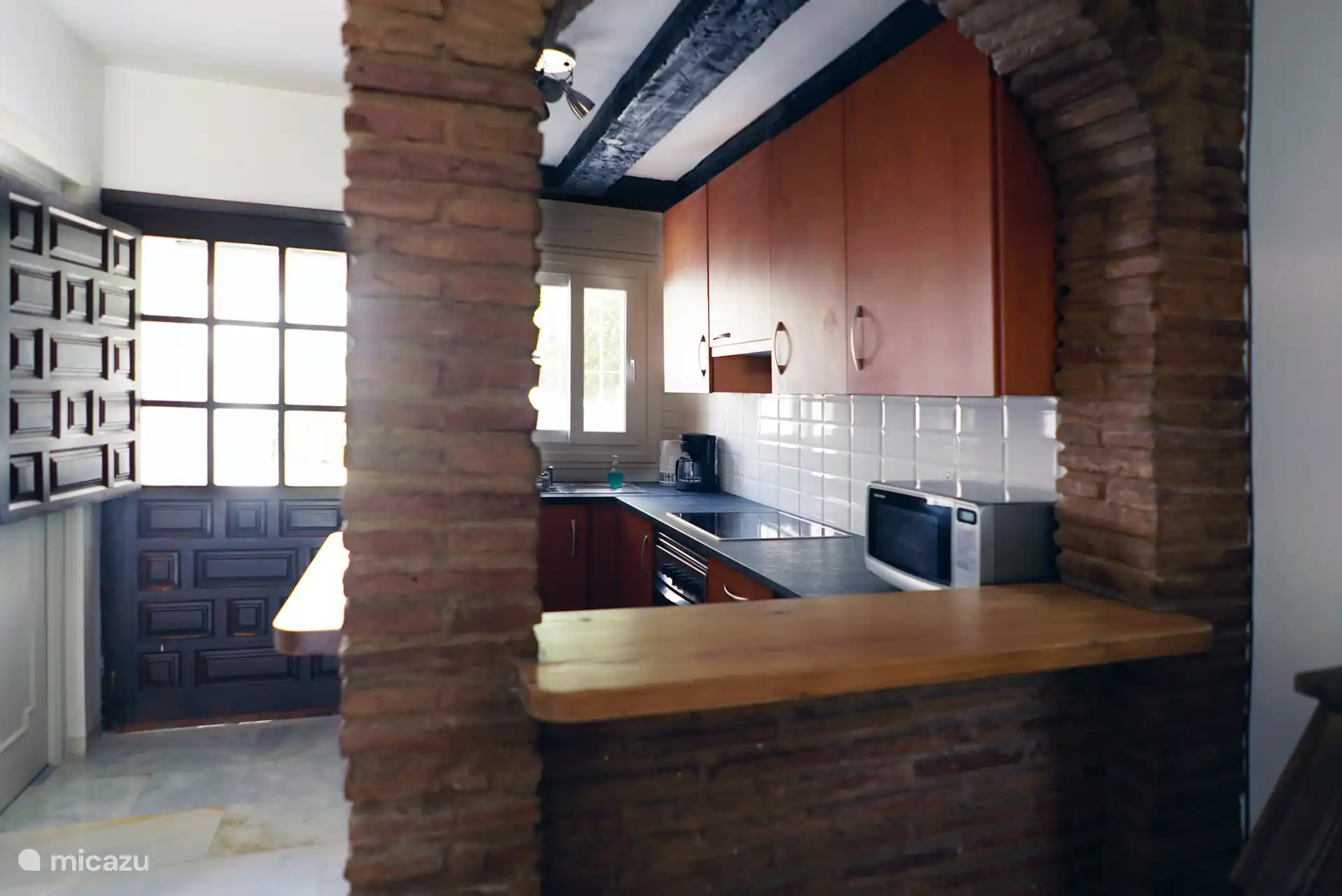 Cuisine complète pour cuisiner à la maison. Aussi un congélateur séparé avec 3 tiroirs et un micro-ondes. 