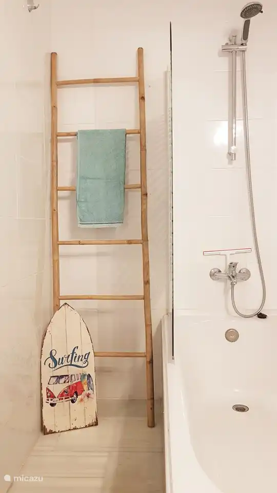 Salle de bain spacieuse avec douche et bain au premier étage