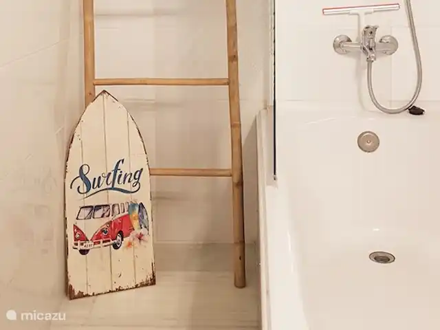 Maison de plage Casa Luna | Espagne, Andalousie, Calahonda - maison de vacances Salle de bain spacieuse avec douche et bain au premier étage